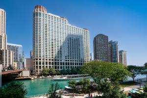 芝加哥Sheraton Grand Chicago Riverwalk的城市中河流的美丽景色,城市中建筑高耸