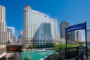 芝加哥Sheraton Grand Chicago Riverwalk的城市中河流的美丽景色,城市中建筑高耸