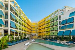 圣埃乌拉利亚W Ibiza的一座带游泳池和度假村的公寓大楼