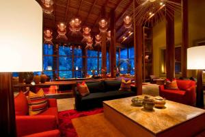 乌鲁班巴Tambo del Inka, a Luxury Collection Resort & Spa, Valle Sagrado的客厅配有沙发和桌子