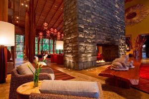 乌鲁班巴Tambo del Inka, a Luxury Collection Resort & Spa, Valle Sagrado的客厅设有大型石制壁炉