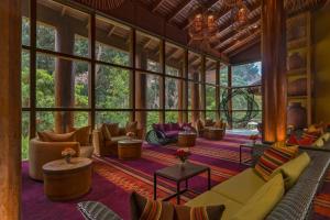 乌鲁班巴Tambo del Inka, a Luxury Collection Resort & Spa, Valle Sagrado的带沙发和桌子的客厅以及窗户。