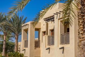 阿布扎比Al Wathba, a Luxury Collection Desert Resort & Spa, Abu Dhabi的一座棕榈树建筑