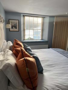 福伊Oystercatcher的一间卧室配有一张大床和枕头