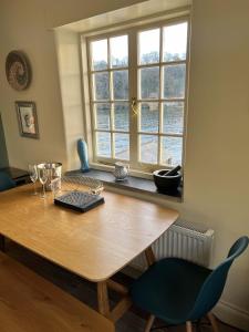 福伊Oystercatcher的餐桌、椅子和窗户