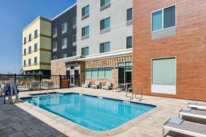 MoorparkFairfield Inn & Suites by Marriott Moorpark Ventura County的大楼前的游泳池