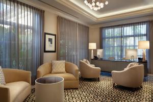 阿文图纳JW Marriott Miami Turnberry Resort & Spa的酒店大堂设有椅子和候机室