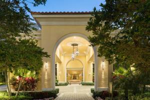 阿文图纳JW Marriott Miami Turnberry Resort & Spa的拱门建筑的入口