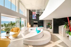 塞米亚克巴厘岛W度假村 - 水明漾的客厅配有白色的沙发和椅子