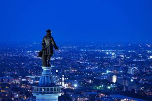 费城W Philadelphia的一座建筑物顶部的男人雕像