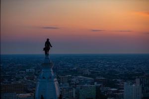 费城W Philadelphia的站在建筑物顶上的男人的雕像
