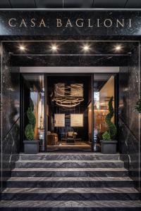 米兰Casa Baglioni Milan - The Leading Hotels of the World的享有casa bagleton大楼入口的景色