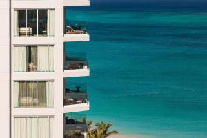 普罗维登西亚莱斯岛The Ritz-Carlton, Turks & Caicos的享有俯瞰大海的建筑的空中景致