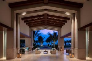 普罗维登西亚莱斯岛The Ritz-Carlton, Turks & Caicos的度假村的大堂享有海景