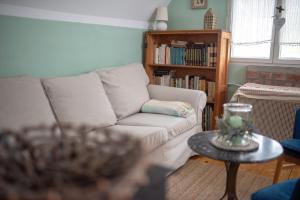 韦赖谢吉哈兹Green Chalet的客厅配有沙发和桌子