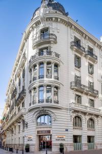 瓦伦西亚Palacio Santa Clara, Autograph Collection的街道上带阳台的大型白色建筑