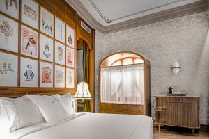 瓦伦西亚Palacio Santa Clara, Autograph Collection的卧室设有一张白色大床和一扇窗户。