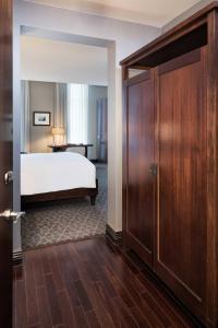 明尼阿波利斯明尼阿波利斯常春藤酒店豪华精选酒店，的一间酒店客房,设有一张床和一扇门