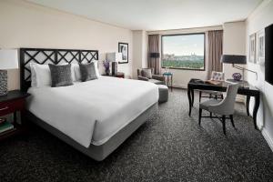 阿林顿五角大楼城丽思卡尔顿酒店的酒店客房设有一张白色大床和一张书桌