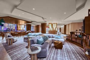 安纳海姆JW Marriott, Anaheim Resort的客厅配有沙发和桌子
