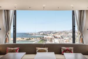 大加那利岛拉斯帕尔马斯大加那利万豪AC酒店的一间配有沙发和大窗户的客房