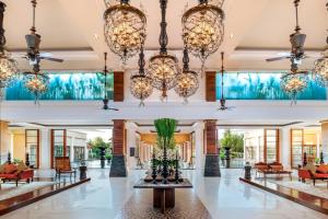 努沙杜瓦巴厘岛瑞吉度假村的度假酒店的大堂配有吊灯。