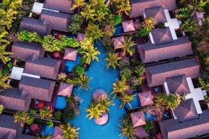 努沙杜瓦巴厘岛瑞吉度假村的享有带游泳池和棕榈树的建筑的顶部景致