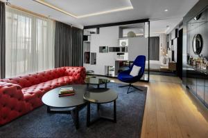 伦敦W London的客厅配有红色沙发和蓝色椅子