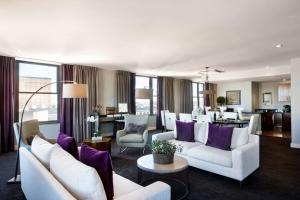 威奇托威奇托大使签名收藏酒店的客厅配有白色家具和紫色枕头