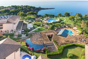 波塔尔斯诺斯达瓦尔马洛卡瑞吉度假酒店的享有带游泳池的度假村的空中景致