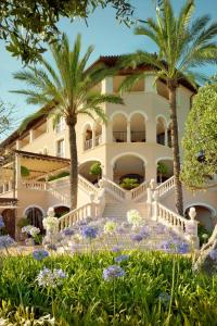波塔尔斯诺斯达瓦尔马洛卡瑞吉度假酒店的棕榈树和鲜花的大房子