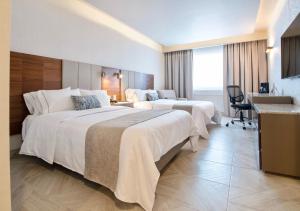 瓜达拉哈拉戴安娜广场酒店的酒店客房配有两张床和一张书桌
