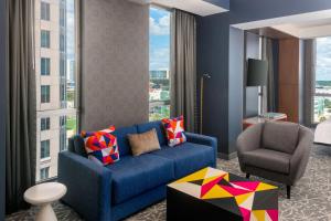 奥兰多奥兰多市中心雅乐轩酒店的客厅配有蓝色的沙发和椅子