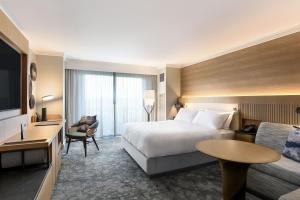 奥兰多奥兰多大湖区JW万豪酒店的酒店客房设有一张床、一张书桌和一台电视机。