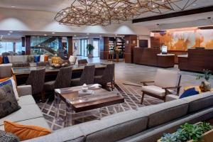 堪萨斯城堪萨斯城机场万豪酒店的大厅,设有沙发和桌子
