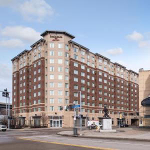 匹兹堡匹兹堡北岸酒店的一座大型砖砌建筑,前面有雕像