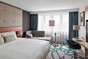 维也纳维也纳万豪酒店的配有一张床和一张书桌的酒店客房