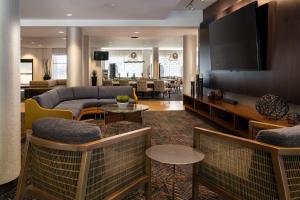 斯科茨斯科特斯盐河万怡酒店的带沙发和平面电视的客厅