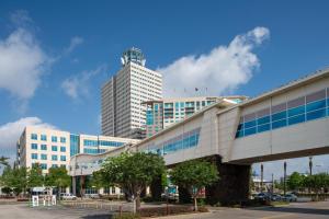 休斯顿The Westin Houston, Memorial City的一座建筑的顶部有一座塔楼
