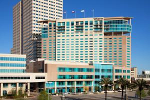 休斯顿The Westin Houston, Memorial City的城市中一座大建筑的景色