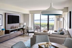 圣地亚哥科罗纳多岛万豪Spa度假酒店的带沙发和电视的客厅