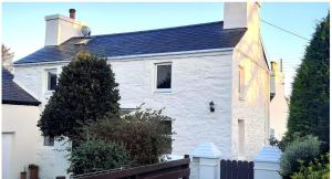 拉姆西Mountain Dream Ramsey Isle of Man的白色砖屋,有黑色屋顶