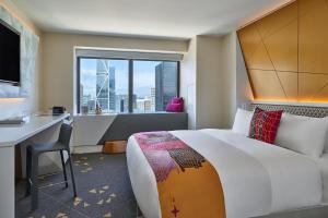 旧金山旧金山W酒店的配有一张床、一张书桌和一扇窗户的酒店客房