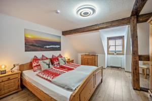 内森尔旺Gipfelstürmer的一间卧室配有一张带红色枕头的大床