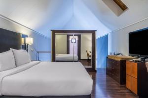 塞维利亚塞维利亚市万豪AC酒店的卧室配有一张白色大床和电视。