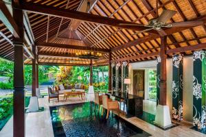 努沙杜瓦巴厘岛努萨杜瓦拉古纳豪华假日温泉酒店的室外客厅设有木制天花板