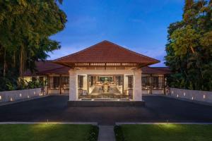 努沙杜瓦巴厘岛努萨杜瓦拉古纳豪华假日温泉酒店的享有带花园的别墅外景