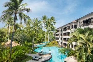 努沙杜瓦巴厘岛努萨杜瓦拉古纳豪华假日温泉酒店的棕榈树度假村泳池的空中景致