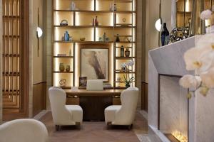 迪拜The St. Regis Dubai, The Palm的一间带壁炉和桌椅的用餐室