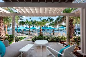 圣胡安圣胡安万豪度假及斯特拉瑞斯娱乐场酒店的度假酒店的天井享有游泳池的景致。